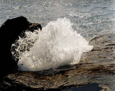 mare che si infrange su uno scoglio nei pressi del Castel Boccale, Livorno. Foto: Stefano Calvani, 2005. Cliccando sulla sinistra si avr la foto originale, cliccando sulla destra si avr un elaborazione digitale con il contrasto aumentato.