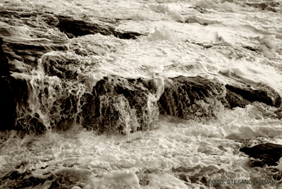 Particolare di mare increspato su uno scoglio nei pressi del Castel Boccale, Livorno. Foto: Stefano Calvani, Dicembre 2004
