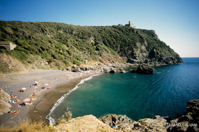 La "cala del leone", spiaggia quasi incontaminata tra Livorno e Castiglioncello vicino al Castel Sonnino (che si vede sullo sfondo)